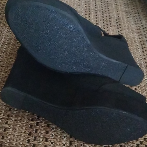 Report Faux Black Suede Laser Cut Zipper Wedge - Picture 5 of 8